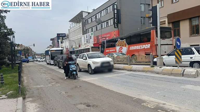 Edirne’nin vitrini bu mu? Çarşı merkezinde yol alarm veriyor