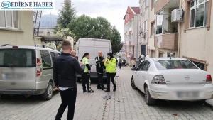 Edirne’de Minibüs Kazası: Yayalar ve Araçlar Tehlike Altında