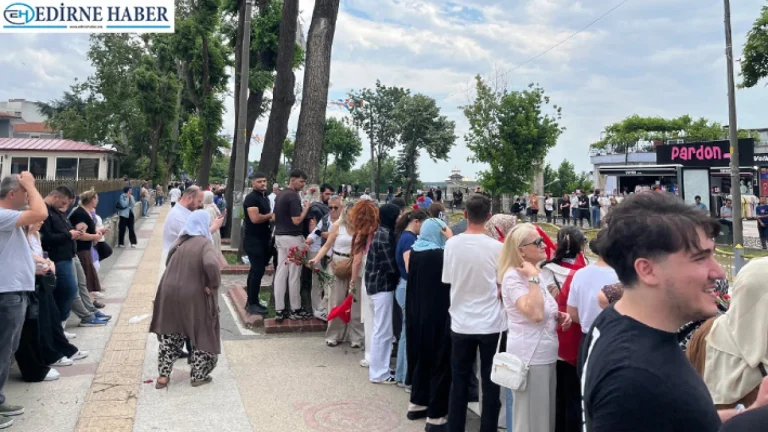 Vatandaşlar Erdoğan’ı Görmek İçin Edirne’ye Akın Etti